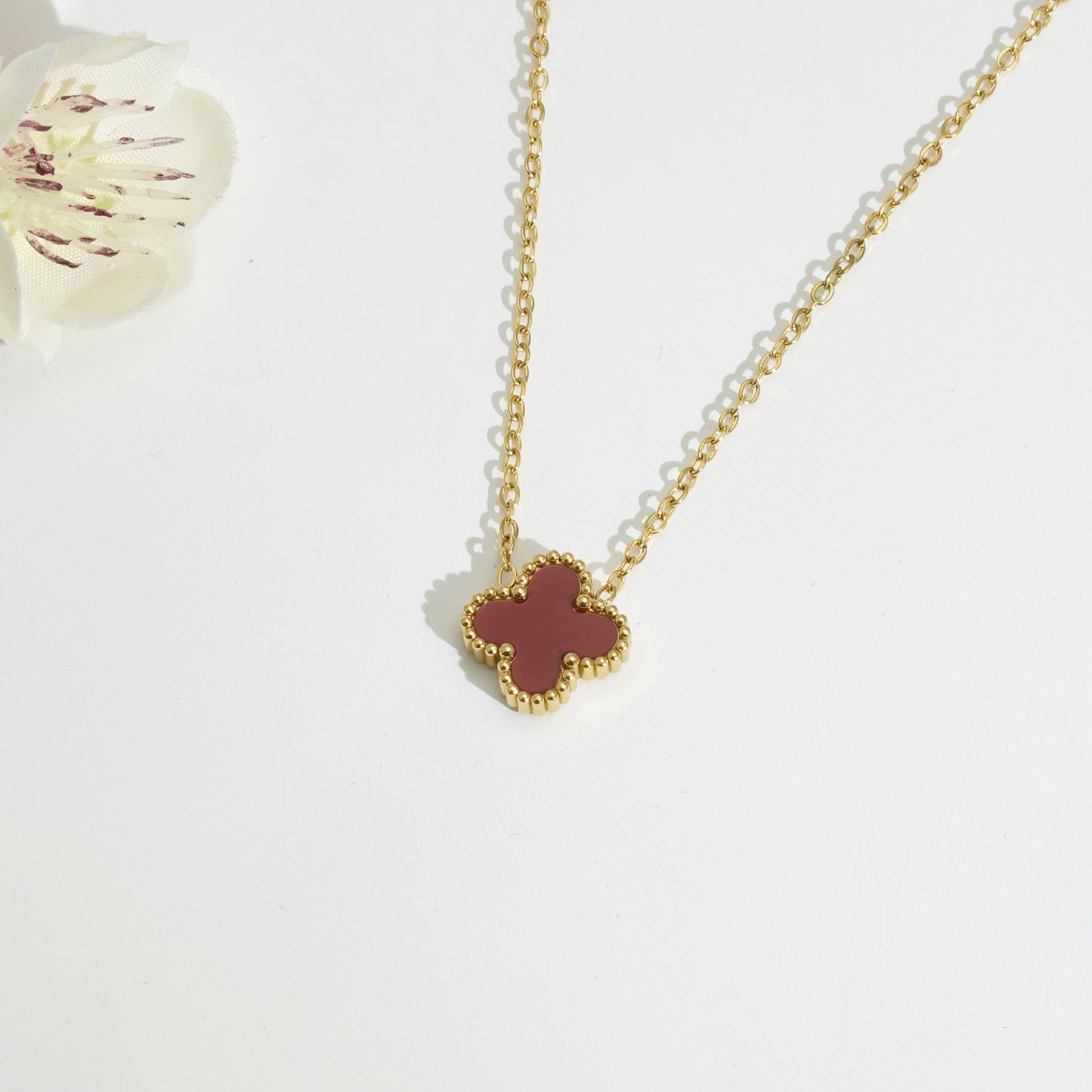 This four-leaf clover is plated with 18k gold titanium steel lucky four-leaf clover bracelet necklace