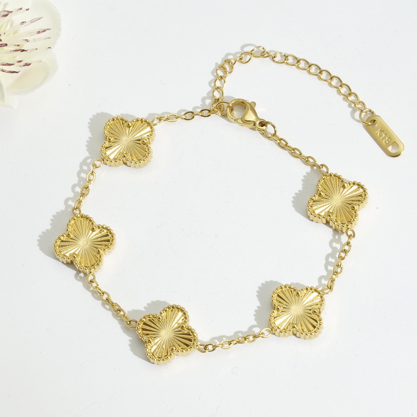 This four-leaf clover is plated with 18k gold titanium steel lucky four-leaf clover bracelet necklace