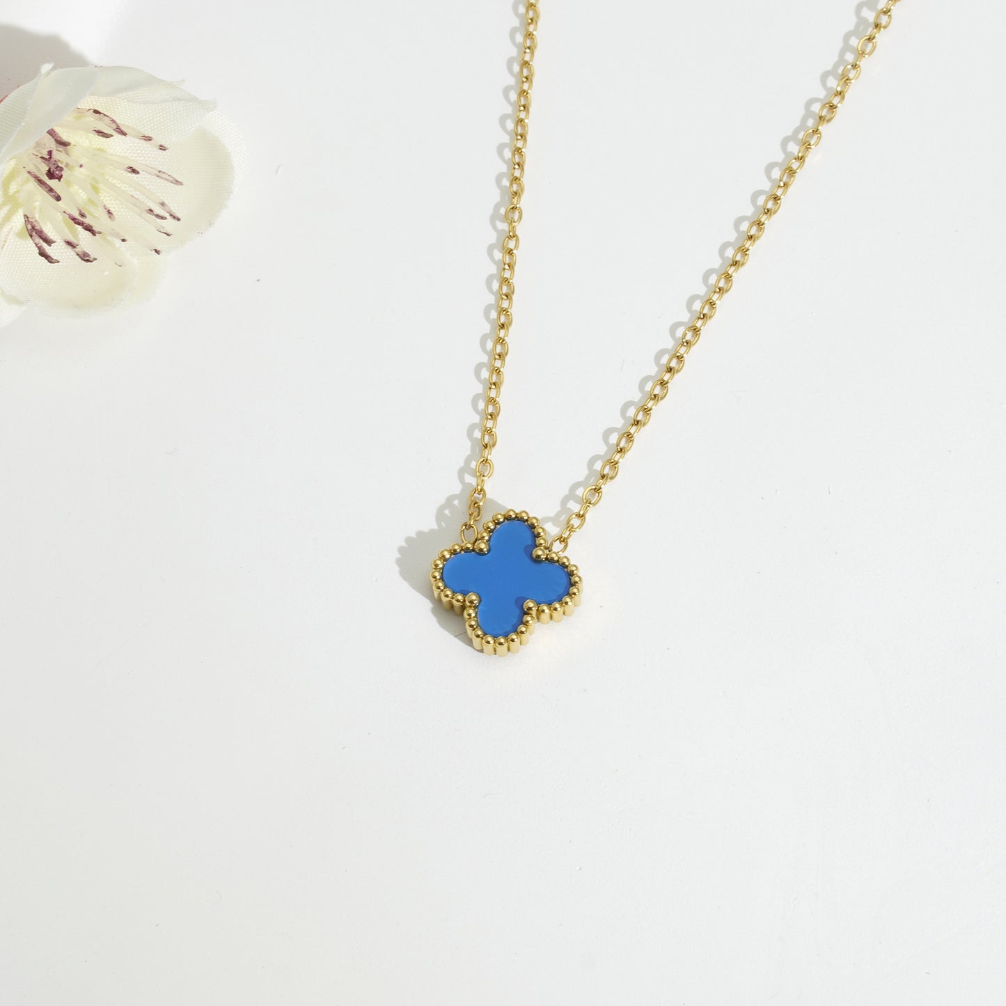 This four-leaf clover is plated with 18k gold titanium steel lucky four-leaf clover bracelet necklace